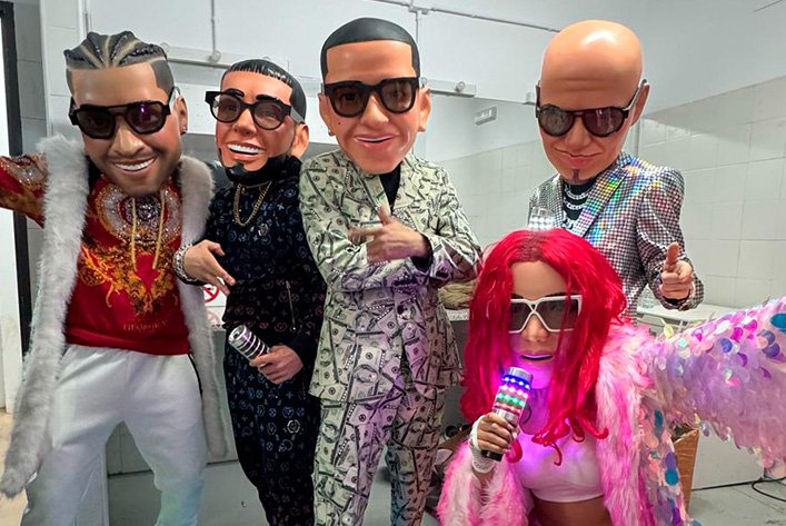 Show de cabezones de Daddy Yankee, Maluma, J Balvin, Bad Bunny y Rosalía con micrófono LED para animación de bodas y fiestas corporativas.